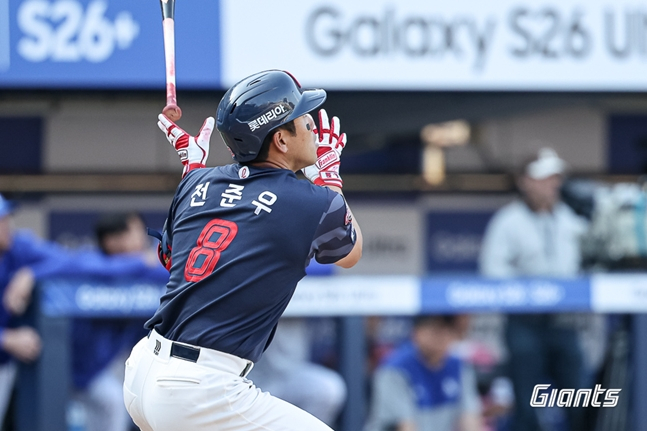 8회 홈런을 쏘아올린 전준우. /사진=롯데 자이언츠