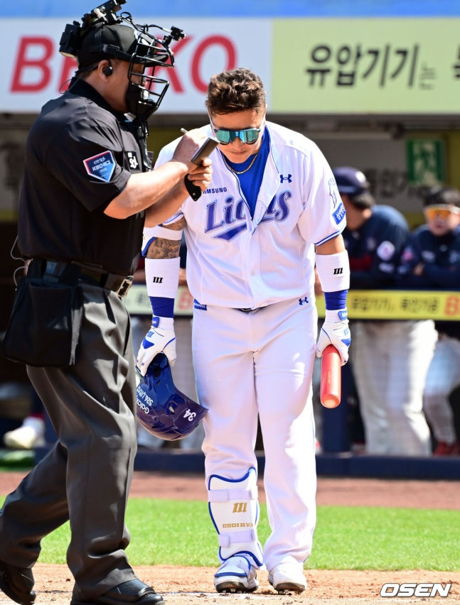 홈팬들을 향해 인사하는 최형우.