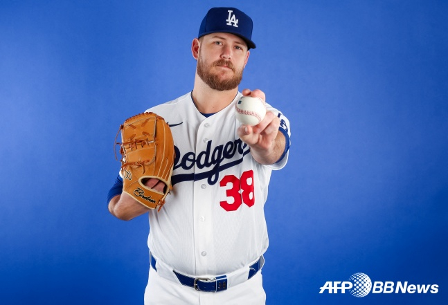 두산 출신 콜 어빈이 LA 다저스 유니폼을 입고 포즈를 취하고 있다. /AFPBBNews=뉴스1