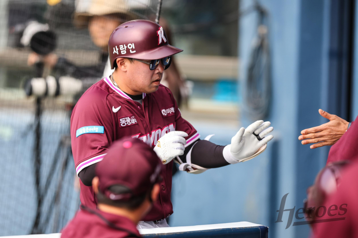 시범경기에서 득점 후 동료들의 환영을 받고 있는 키움 안치홍. /사진=키움 히어로즈 제공