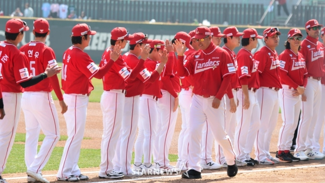 SSG랜더스 이숭용 감독이 28일 인천SSG랜더스필드에서 열리는 2026 프로야구 SSG랜더스와 KIA타이거즈 개막경기에서 그라운드로 나서고 있다. /사진=강영조 선임기자