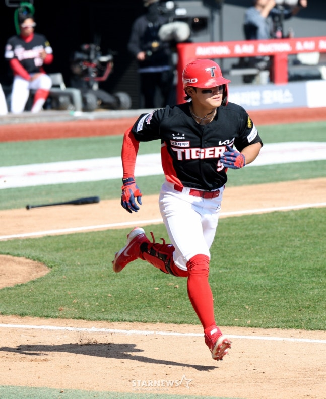 기아 3번타자 김도영이 28일 인천SSG랜더스필드에서 열리는 2026 프로야구 SSG랜더스와 KIA타이거즈 개막경기 5회초 안타로 출루하고 있다.  /사진=강영조 선임기자