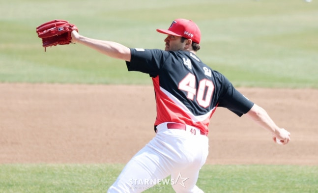 KIA 우완투수 네일이 28일 인천SSG랜더스필드에서 열리는 2026 프로야구 SSG랜더스와 KIA타이거즈 개막경기에서 선발로 나서 역투하고 있다.  /사진=강영조 선임기자