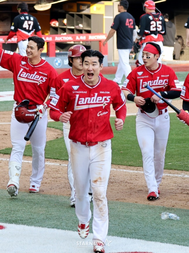 7회말 9번 정준재 대타로 나와 1타점 적시타를 터트리며 추격의 불씨를 당긴 오태곤이 9회말에도 2타점 적시타를 터트리며 승리의 일등공신이 됐다. 경기를 미찬 후 이숭용 감독과 하이파이브를 나누며 환호하는 주장 오태곤. /사진=강영조 선임기자