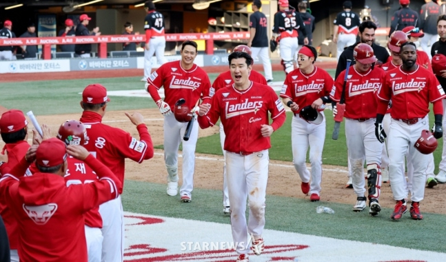 7회말 9번 정준재 대타로 나와 1타점 적시타를 터트리며 추격의 불씨를 당긴 오태곤이 9회말에도 2타점 적시타를 터트리며 승리의 일등공신이 됐다. 경기를 미찬 후 이숭용 감독과 하이파이브를 나누며 환호하는 주장 오태곤. /사진=강영조 선임기자