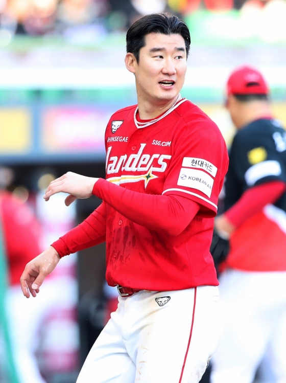 28일 개막전에서 끝내기 승리 후 기뻐하는 SSG 랜더스 오태곤. /사진=SSG 랜더스 제공