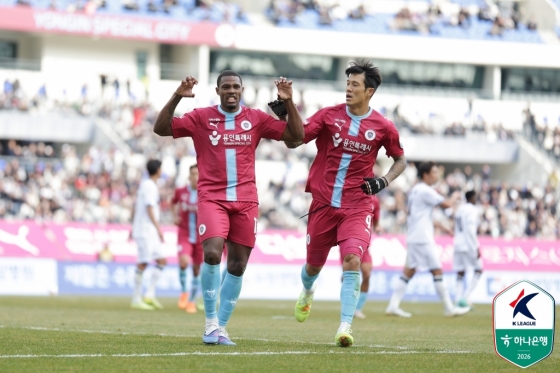 가브리엘(왼쪽)의 득점을 축하하는 용인FC 공격수 석현준. /사진=한국프로축구연맹 제공