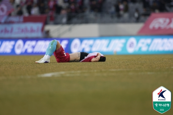 용인FC 곽윤호가 유니폼으로 얼굴을 가리며 그라운드에 누워있다. /사진=한국프로축구연맹 제공