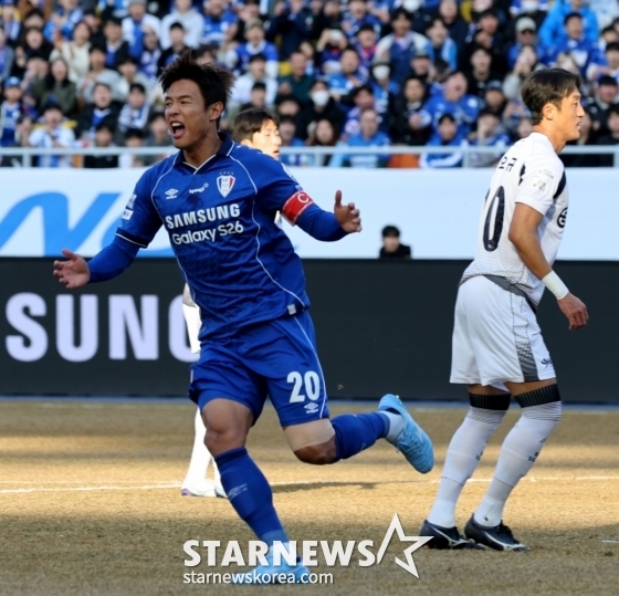 수원 삼성 홍정호가 헤더 슛이 빗나가자 아쉬워하고 있다. /사진=강영조 선임기자