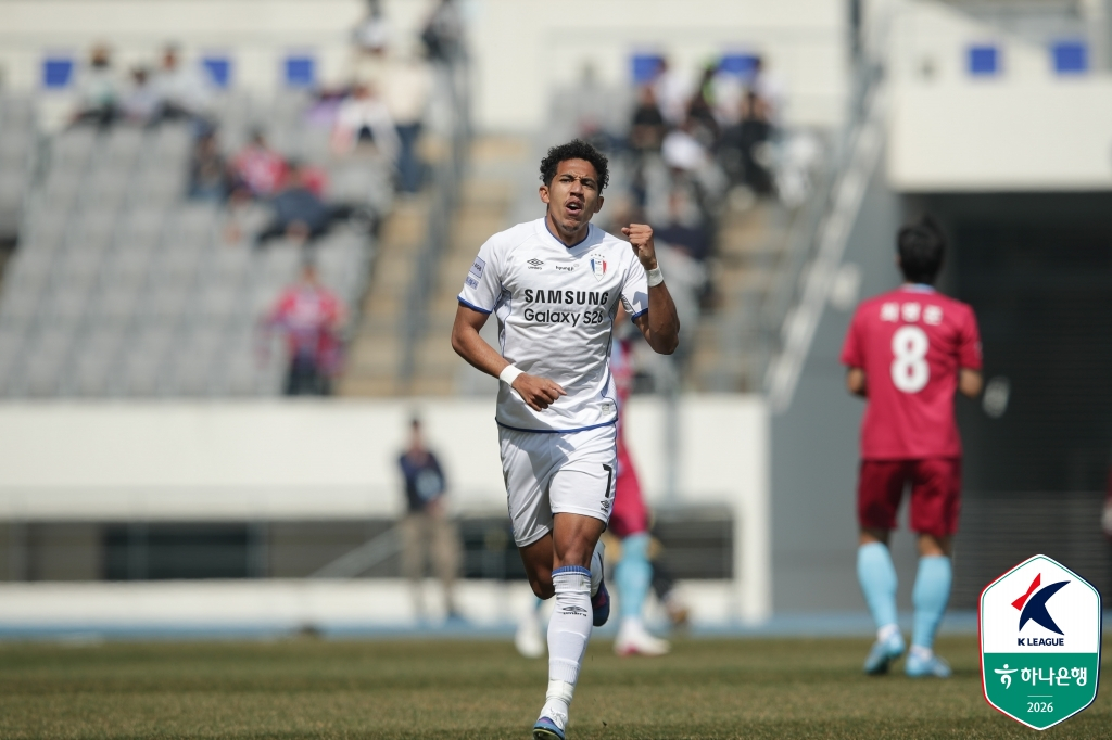 페신이 28일 오후 2시 용인 미르스타디움에서 열린 하나은행 K리그2 2026 5라운드 용인FC전 선제골을 넣고 주먹을 쥐고 있다. /사진=한국프로축구연맹 제공