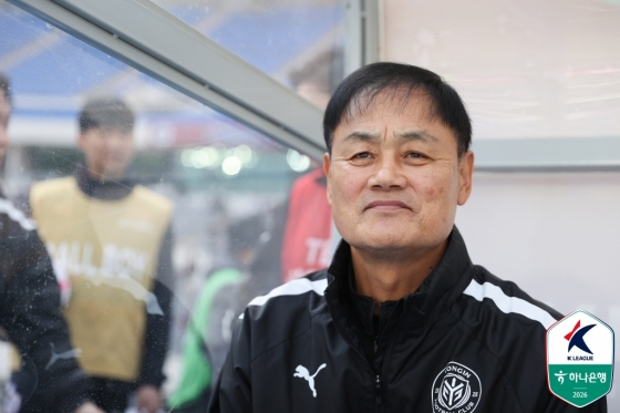 최윤겸 용인FC 감독이 28일 오후 2시 용인 미르스타디움에서 열린 하나은행 K리그2 2026 5라운드 수원 삼성전을 바라보고 있다. /사진=한국프로축구연맹 제공