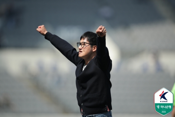 이정효 수원 삼성 감독이 28일 오후 2시 용인 미르스타디움에서 열린 하나은행 K리그2 2026 5라운드 용인FC전에서 선제골이 터지자 두 팔을 벌리며 기뻐하고 있다. /사진=한국프로축구연맹 제공