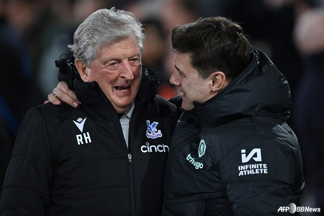 마우리시오 포체티노(오른쪽) 감독과 웃으며 대화하는 로이 호지슨 감독. /AFPBBNews=뉴스1
