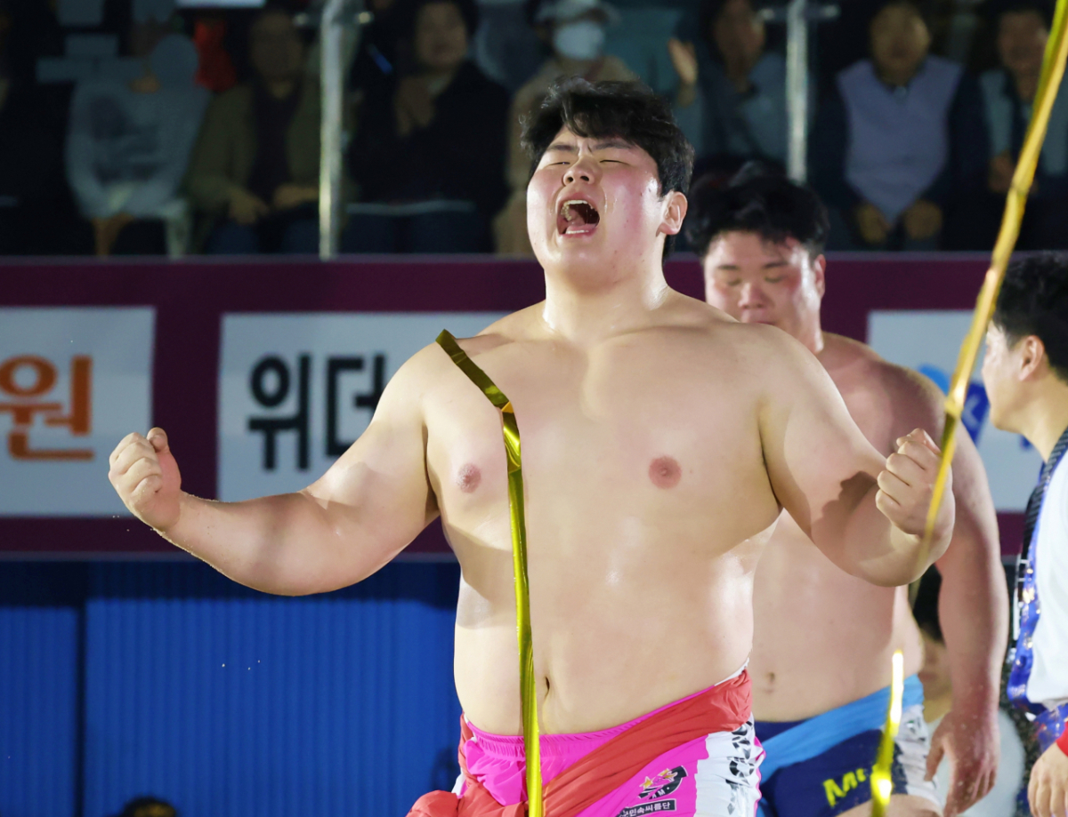 28일 충청북도 단양군 단양체육관 동관에서 열린 '위더스제약 2026 민속씨름 단양온달장사씨름대회' 백두장사(140kg이하)에 등극한 김민재(영암군민속씨름단)가 우승 후 기쁨을 표하고 있다. /사진=대한씨름협회 제공