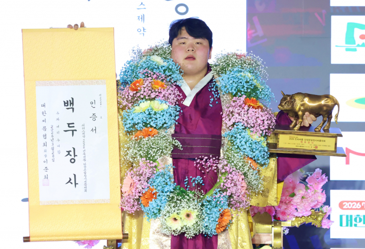김민재(영암군민속씨름단)가 장사꽃가마를 타고 장사인증서와 황소트로피를 들고 기념사진을 찍고 있다. /사진=대한씨름협회 제공