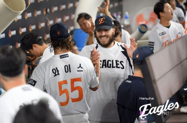 지난해 한화에서 활약한 외국인 투수 듀오 와이스(왼쪽)와 폰세. /사진=한화 이글스 제공