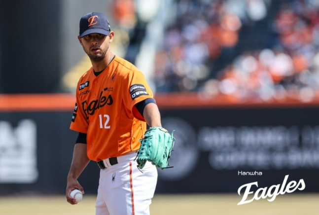 개막전에 선발 등판해 포수와 사인을 주고 받는 에르난데스. /사진=한화 이글스 제공