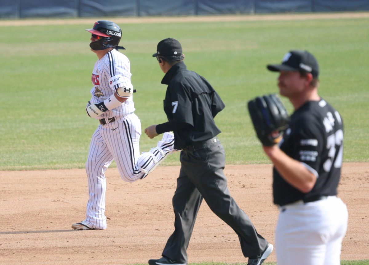 2026 신한 SOL Bank KBO리그 공식 개막전 LG 트윈스 대 KT 위즈 경기가 28일 서울 잠실야구장에서 열렸다.  LG 박동원이 5회말 2사에서 KT 선발 사우어를 상대로 좌월 1점 홈런을 날리고 홈인하고 있다. /사진=김진경 대기자