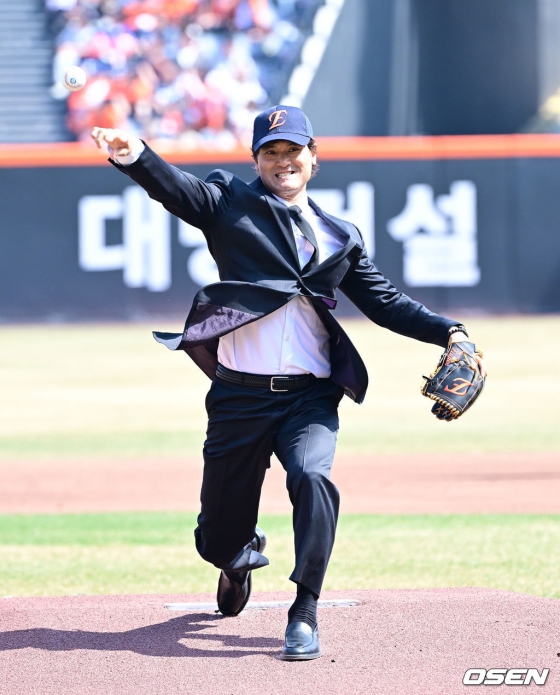 박찬호가 한화와 키움의 개막전에서 시구를 하고 있다.