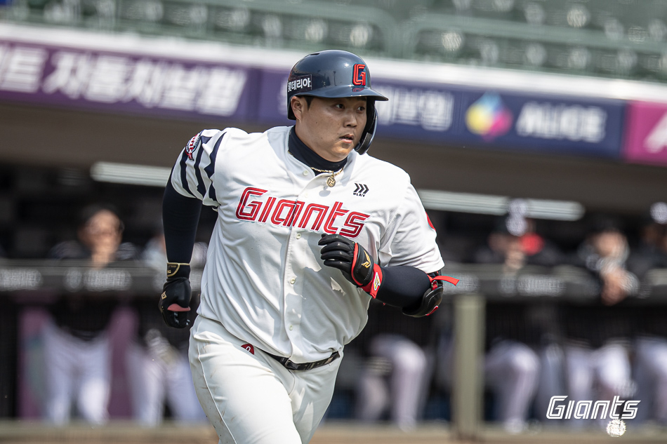 타격하는 한동희. /사진=롯데 자이언츠