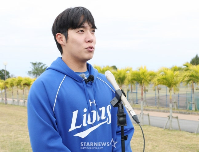 지난 2월 오키나와에서 인터뷰를 하고 있는 원태인. /사진=김진경 대기자