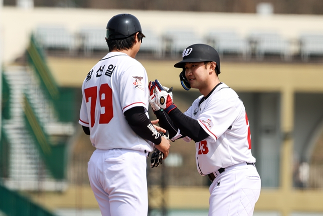 2안타를 친 예진원(오른쪽. /사진=울산 웨일즈