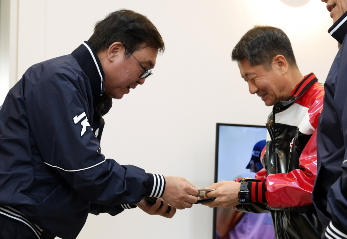 최휘영 문화체육관광부 장관이 28일 서울 송파구 잠실야구장에서 열린 '2026 신한 SOL KBO리그 공식 개막전'에 참석해 김인석 LG트윈스 대표이사와 인사를 나누고 있다. /사진=문화체육관광부 제공