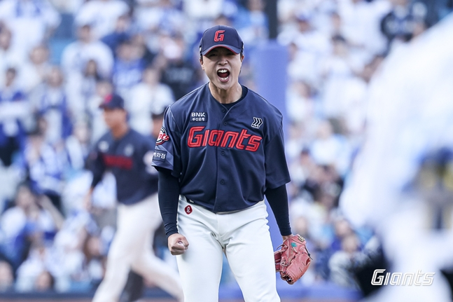 경기를 마무리한 직후 포효하는 박정민. /사진=롯데 자이언츠
