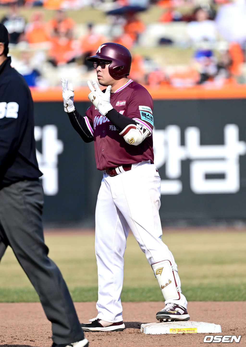 안치홍이 2루타를 날리고 세리머니를 하고 있다.