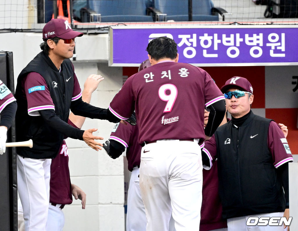 득점한 안치홍(가운데)을 설종진 감독이 반기고 있다.