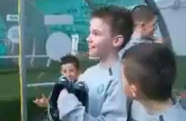 20년 전 나마무라 슌스케에게 축구화를 받는 어린 키어런 티어니(가운데). /사진=더선 갈무리