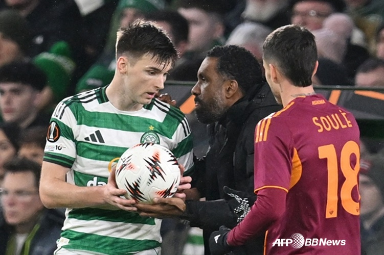 셀틱 수비수 키어런 티어니(왼쪽). /AFPBBNews=뉴스1