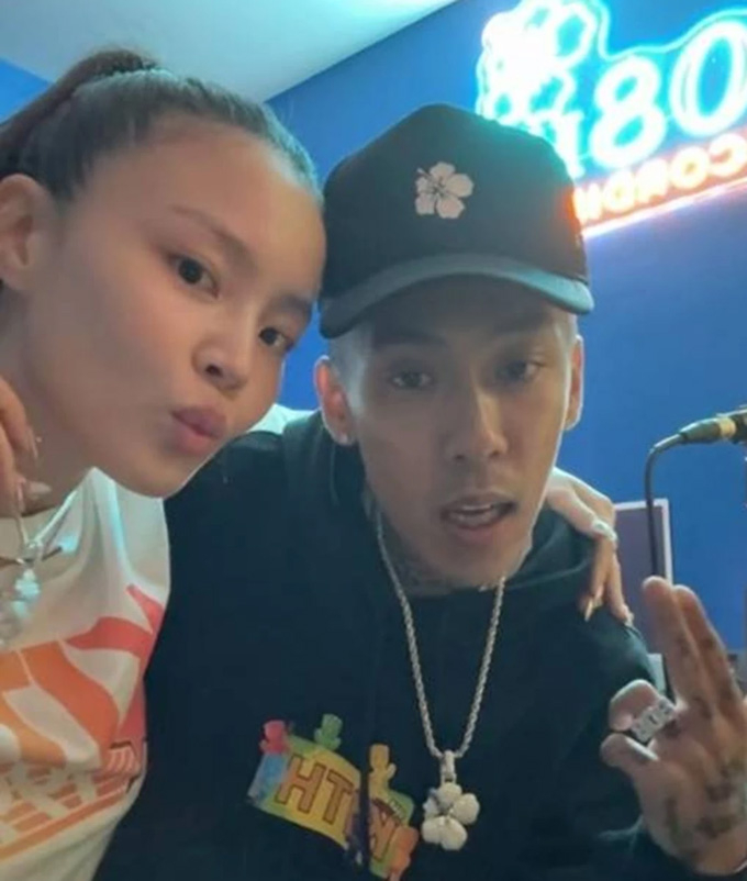 가수 이하이와 래퍼 도끼가 28일 이하이 인스타그램을 통해 라이브 방송을 진행했다. 이날 열애설에 휘말린 두 사람은 어깨동무를 하는 등 자연스러운 스킨십을 선보여 눈길을 끌었다. /사진=이하이 인스타그램