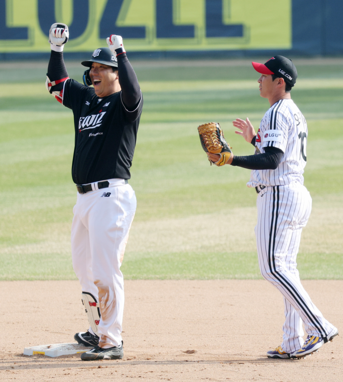 KT 김현수(왼쪽)가 28일 서울 잠실야구장에서 열린 2026 신한 SOL KBO 리그 정규시즌 개막전 7회초 1사 2루에서 우전 안타를 날렸다. /사진=김진경 대기자