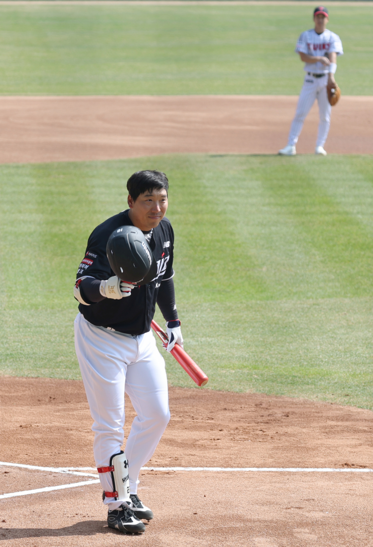 2026 신한 SOL Bank KBO리그 공식 개막전 LG 트윈스 대 KT 위즈 경기가 28일 서울 잠실야구장에서 열렸다. KT 김현수가 1회초 타석에 들어서며 친정팀을 향해 인사하고 있다. /사진=김진경 대기자