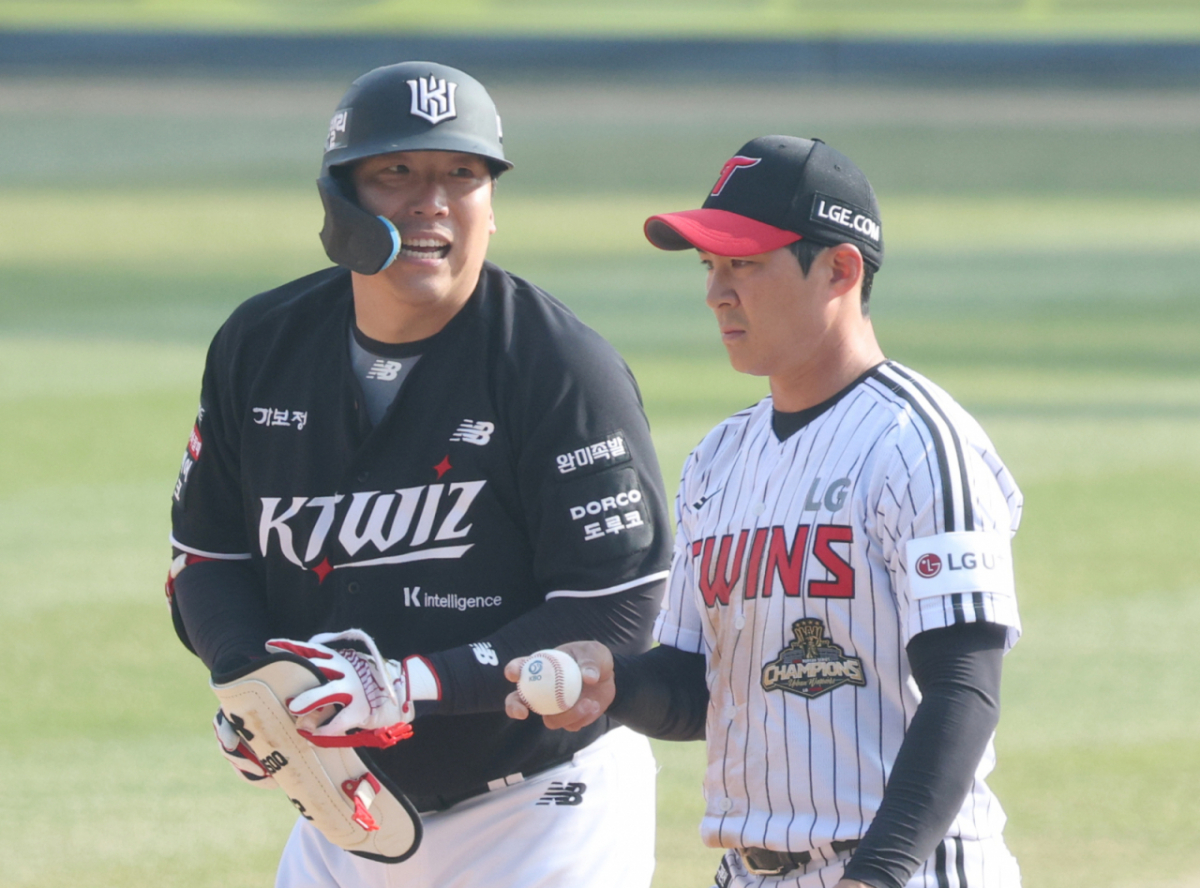 KT 김현수(왼쪽)가 28일 서울 잠실야구장에서 열린 2026 신한 SOL KBO 리그 정규시즌 개막전 7회초 1사 2루에서 우전 안타를 날렸다. /사진=김진경 대기자