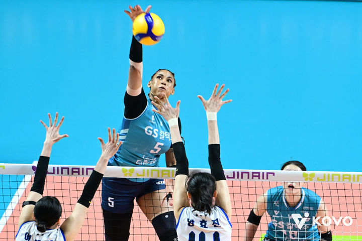 지젤 실바(가운데)가 스파이크를 하고 있다. /사진=KOVO 제공
