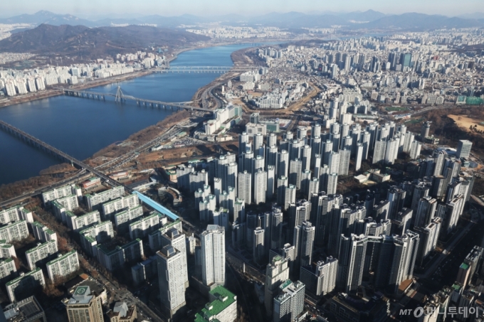 서울 송파구 롯데월드타워 서울스카이에서 아파트 단지가 보이고 있다./사진제공=뉴스1 