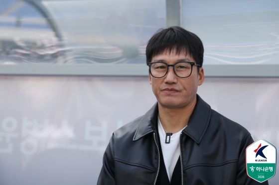 이정효 수원 삼성 감독이 28일 오후 2시 용인 미르스타디움에서 열린 하나은행 K리그2 2026 5라운드 경기 전 그라운드를 지켜보고 있다. /사진=한국프로축구연맹 제공