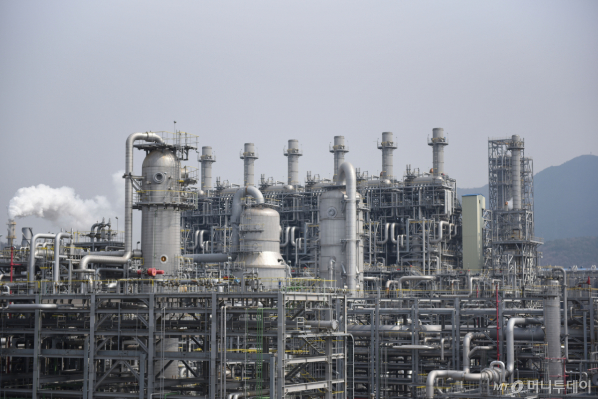 (여수=뉴스1) 김성준 기자 = 중동상황 장기화로 나프타 수급 차질로 인해 전남 여수 국가산업단지 내 석유화학 기업들의 생산 시설 가동 중단이 잇따르고 있다. 지난 23일 전남 여수 국가산업단지 소재 기업 등에 따르면 LG화학 여수공장은 이날부터 여수산단 내 NCC 2공장 가동을 중단했다고 밝혔다. 사측은 나프타 공급이 원활해질 때까지 1공장만 가동할 예정이다. 사진은 25일 여수산단내 NCC 2공장 모습. Copyright © 뉴스1. All rights reserved. 무단 전재 및 재배포, AI학습 이용 금지. /사진=(여수=뉴스1) 김성준 기자