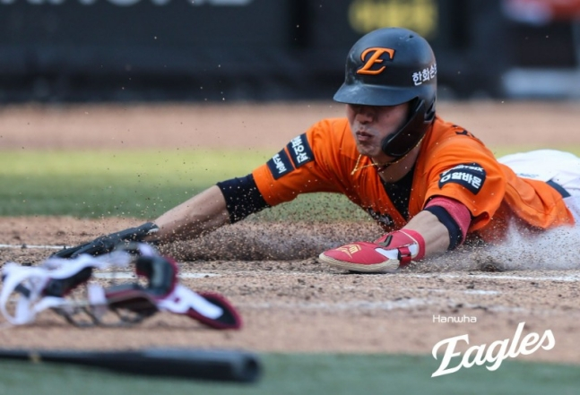 11회말 문현빈의 2루타 때 1루에서 홈까지 파고 들고 있는 심우준. /사진=한화 이글스 제공