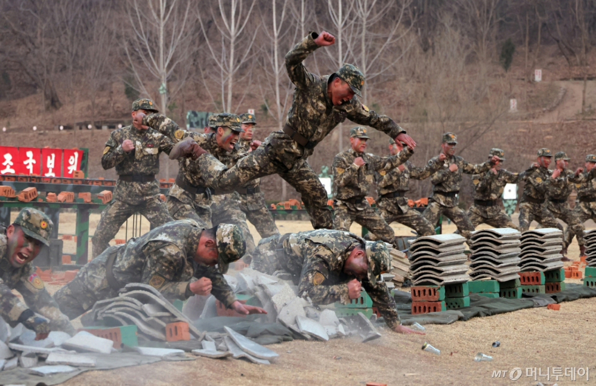 (평양 노동신문=뉴스1) = 북한 노동당 기관지 노동신문은 29일 "김정은 동지께서 인민군 총참모부 작전국 직속 특수작전훈련기지를 방문했다"라고 보도했다.   [국내에서만 사용가능. 재배포 금지. DB 금지. For Use Only in the Republic of Korea. Redistribution Prohibited]  rodongphoto@news1.kr  Copyright © 뉴스1. All rights reserved. 무단 전재 및 재배포,  AI학습 이용 금지. 