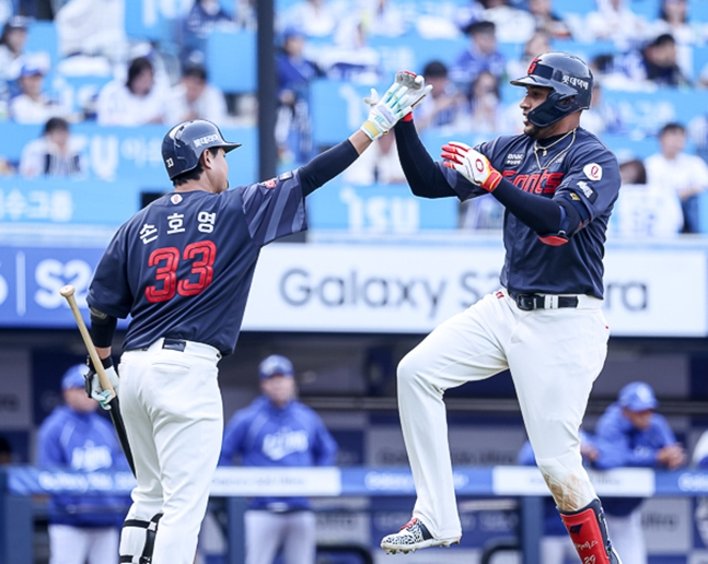 손호영(왼쪽)과 레이예스. /사진=롯데 자이언츠
