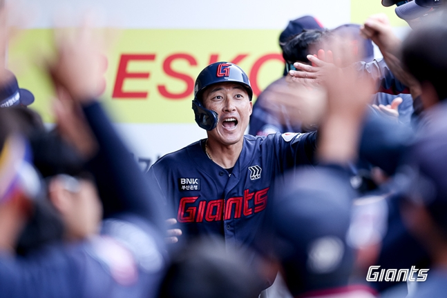 홈런을 친 뒤 더그아웃에 복귀한 노진혁. /사진=롯데 자이언츠