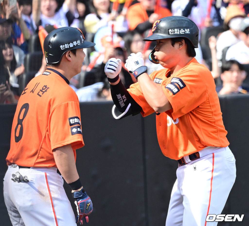 강백호(오른쪽)가 홈런을 날리고 홈을 밟은 뒤 노시환과 세리머니를 하고 있다.