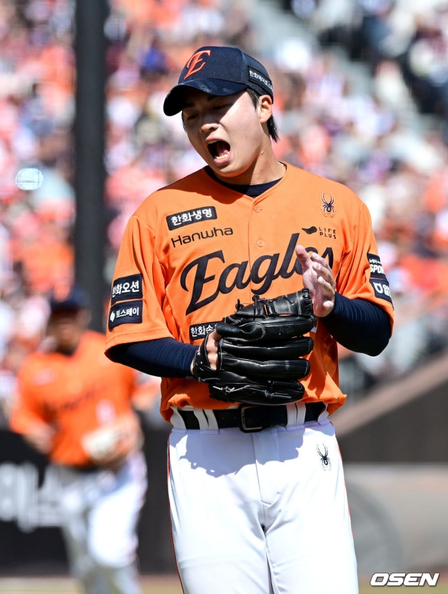 왕옌청이 이닝을 마치고 포효하고 있다.