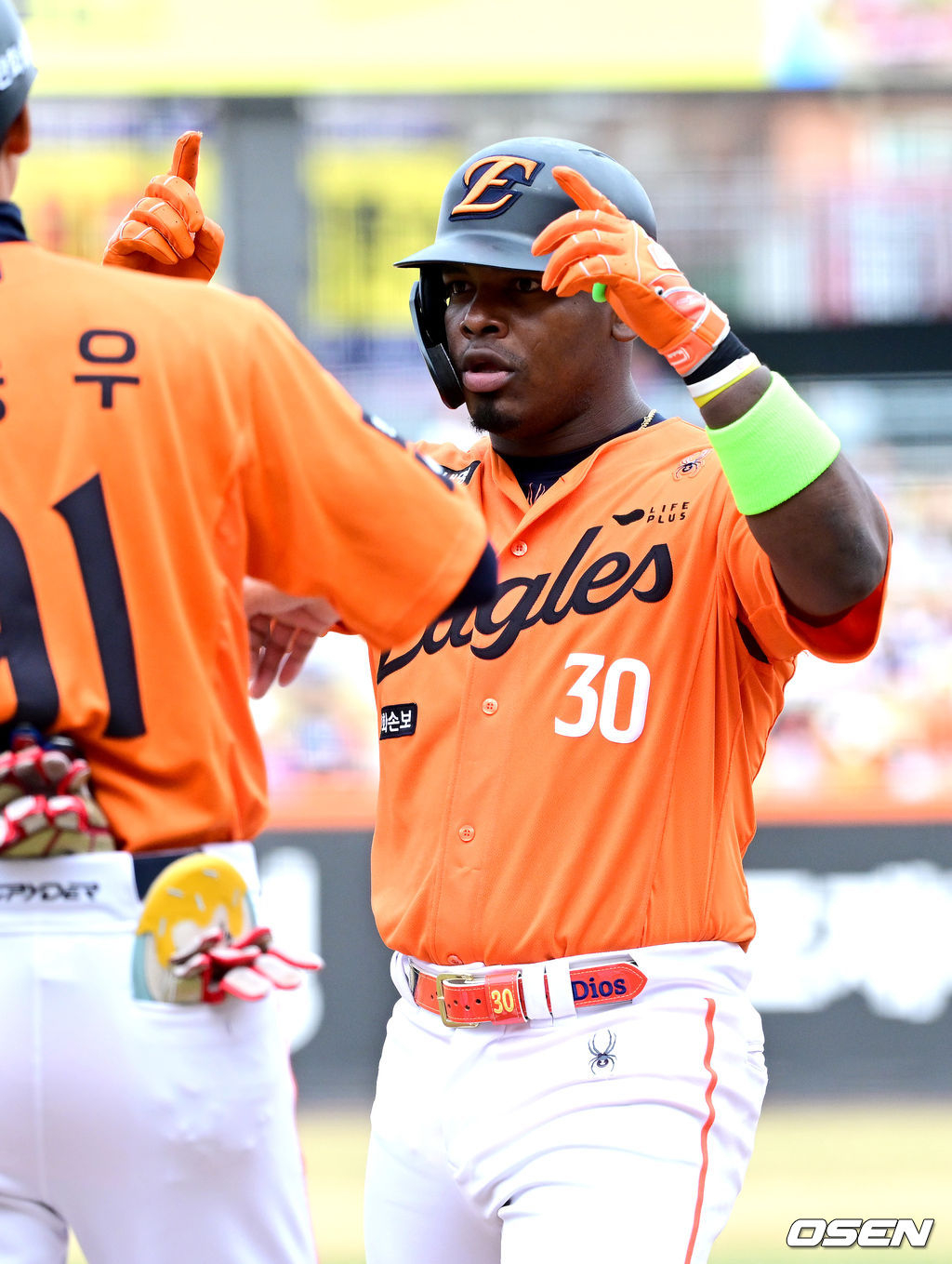 한화 외국인 타자 요나단 페라자가 안타를 날린 뒤 세리머니를 하고 있다.