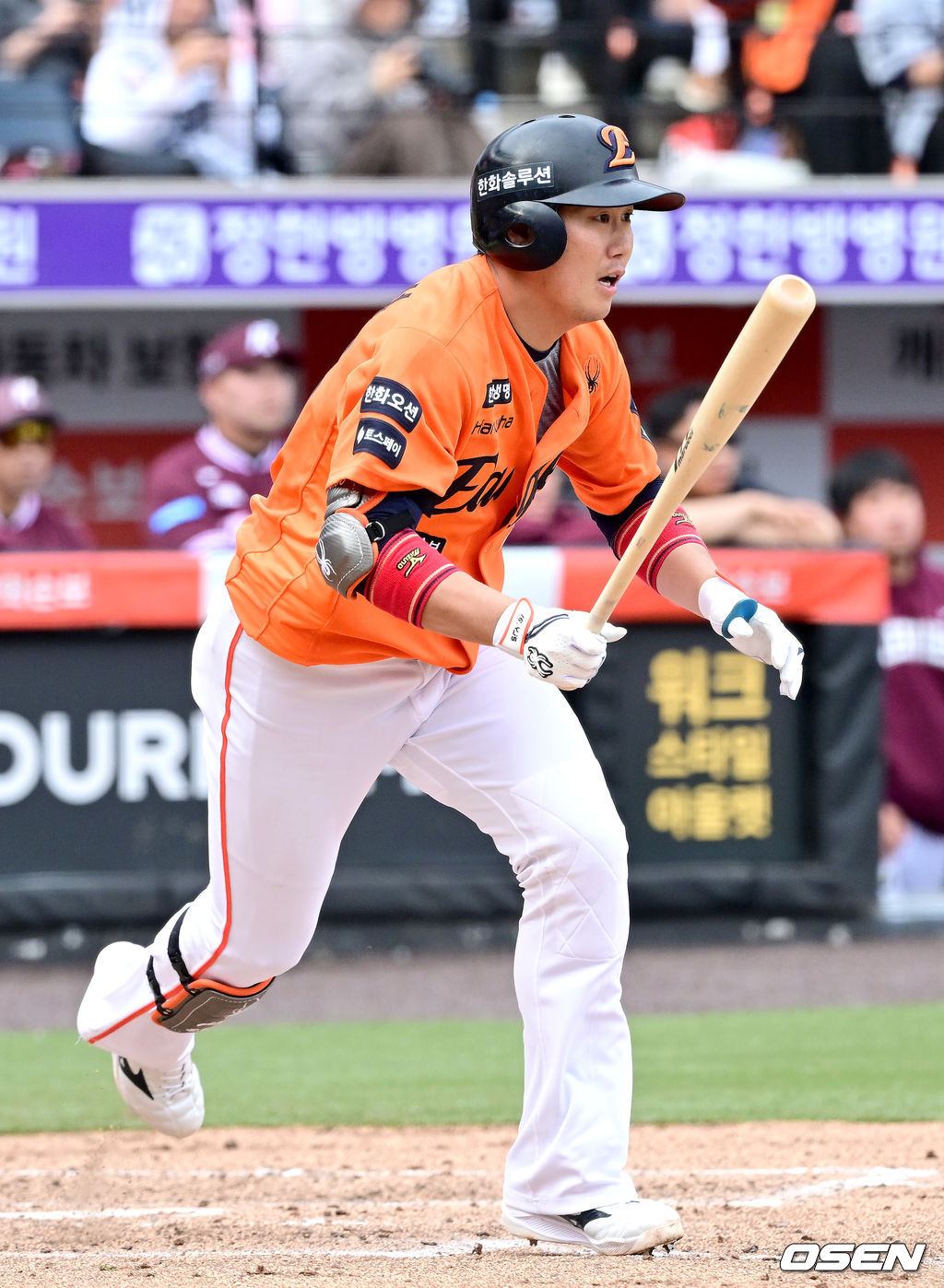 하주석이 안타를 날리고 있다.