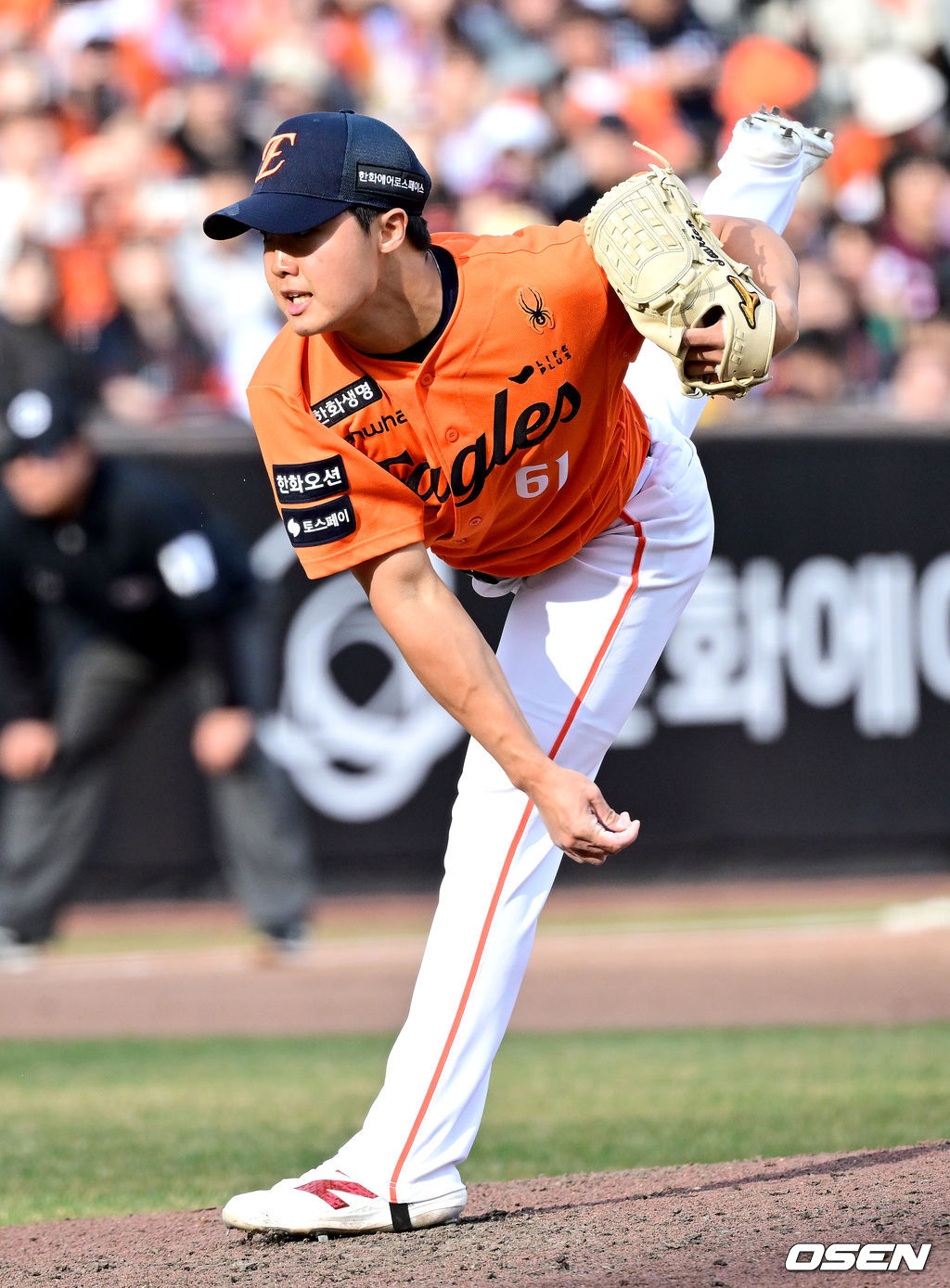 7회초 구원 등판해 역투를 펼치는 정우주.