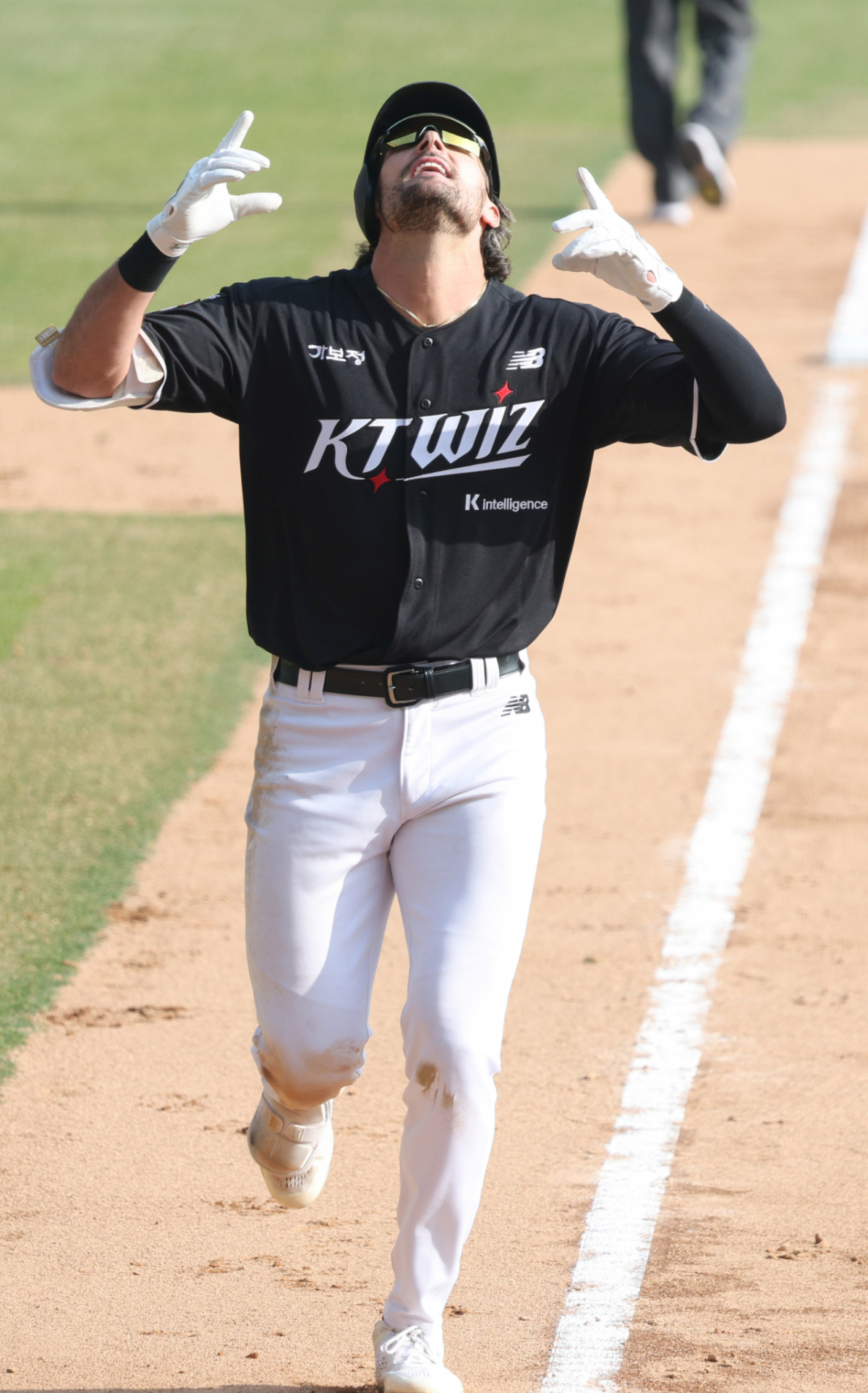 2026 신한 SOL Bank KBO리그 공식 개막전 LG 트윈스 대 KT 위즈 경기가 28일 서울 잠실야구장에서 열렸다.  KT 힐리어드가  7회초 2사 2루에서 우월 2점 홈런을 닐리고 홈인하고 있다. /사진=김진경 대기자